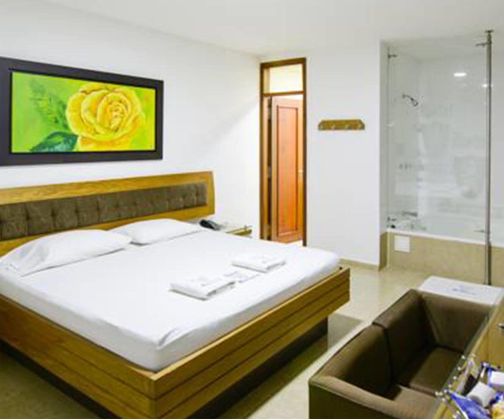 Hotel Monarca Itagui Exterior photo